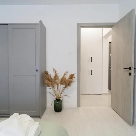 Elegant Fresh Renovated Bucharest